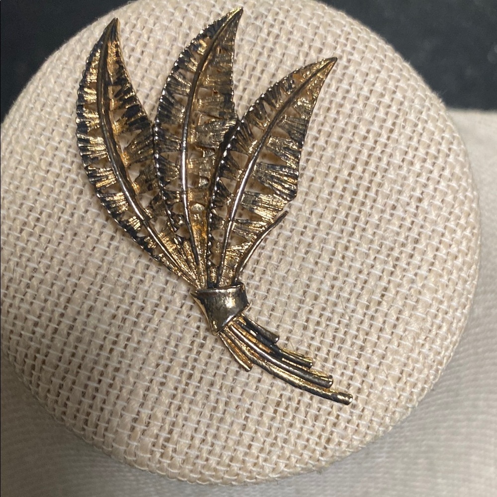 Garyās Gold Leaf Brooch